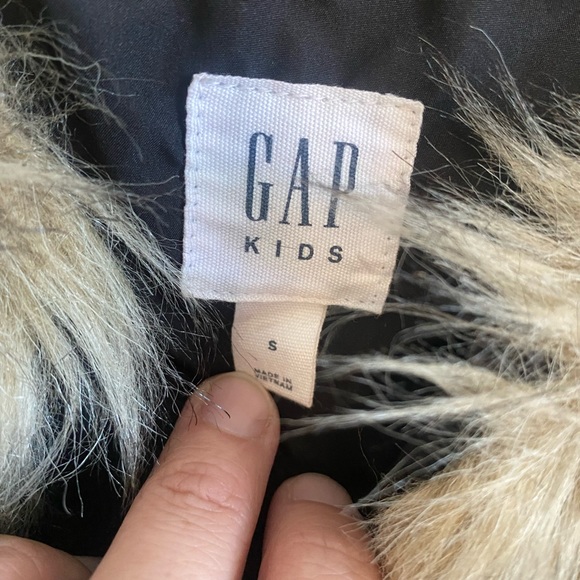 EUC Gap Kid’s Fur Vest - Picture 5 of 6
